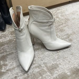 Derek lam white gorgeous boots size 37